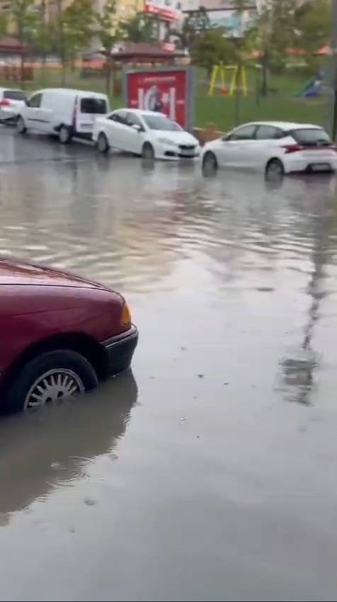 İstanbul'u sel vurdu etraf göle döndü. Meteoroloji uyarmıştı 3