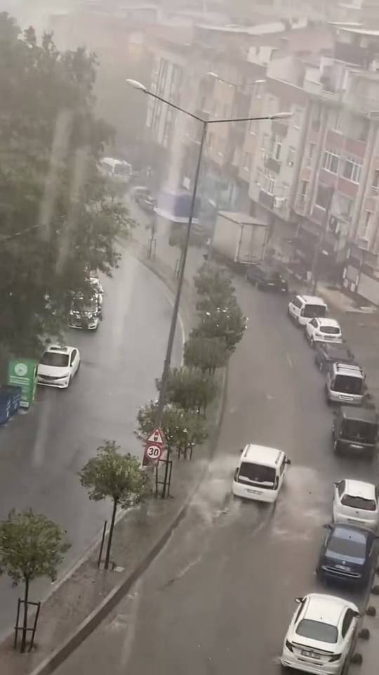 İstanbul'u sel vurdu etraf göle döndü. Meteoroloji uyarmıştı 11