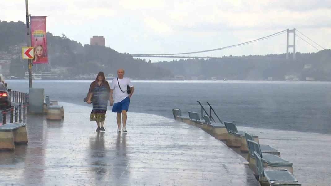 İstanbul'u sel vurdu etraf göle döndü. Meteoroloji uyarmıştı 2