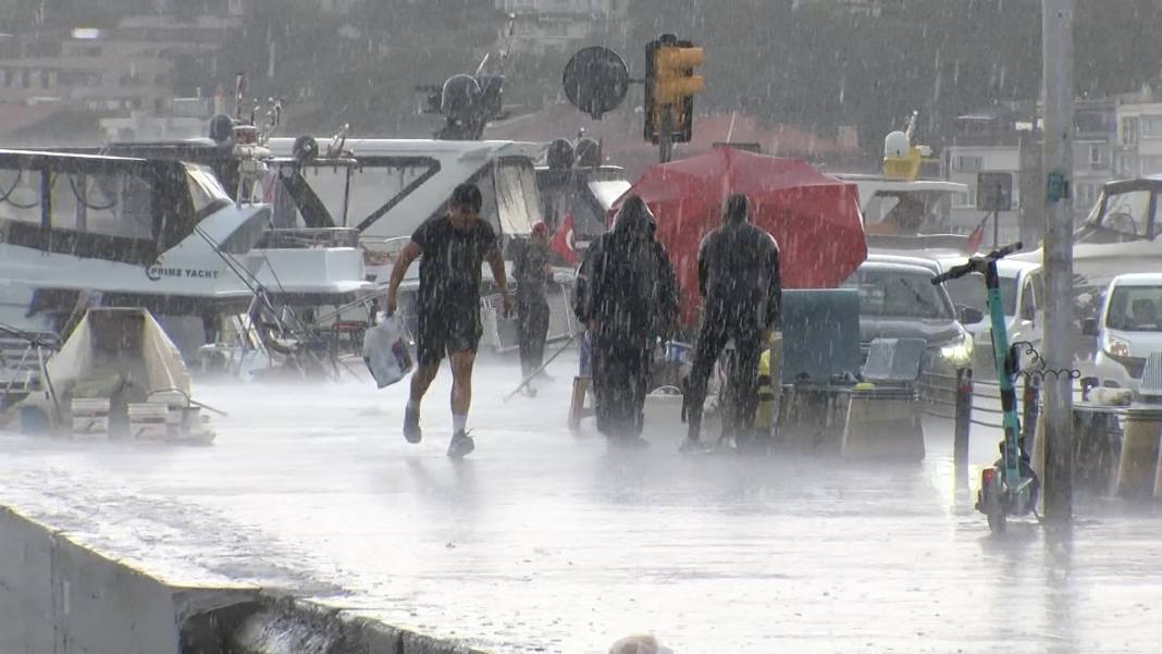 İstanbul'u sel vurdu etraf göle döndü. Meteoroloji uyarmıştı 1