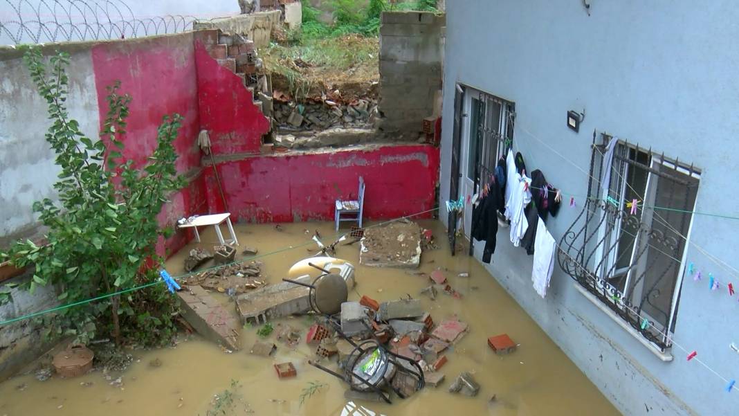 İstanbul'u sel vurdu etraf göle döndü. Meteoroloji uyarmıştı 7