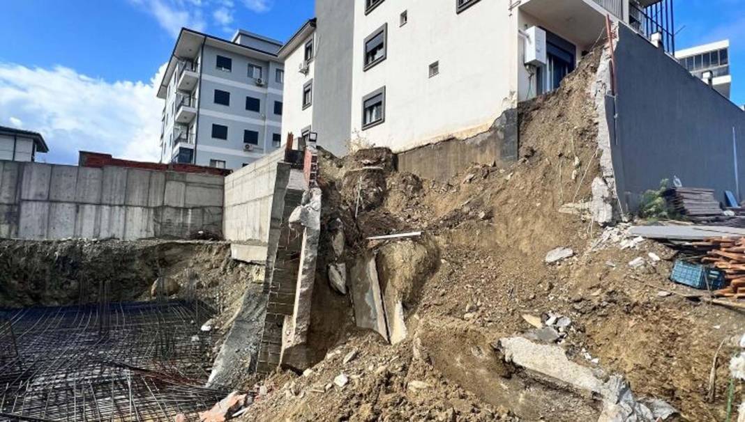 İzmir'de sel felaketi! Yollar çöktü araçlar denize sürüklendi 12