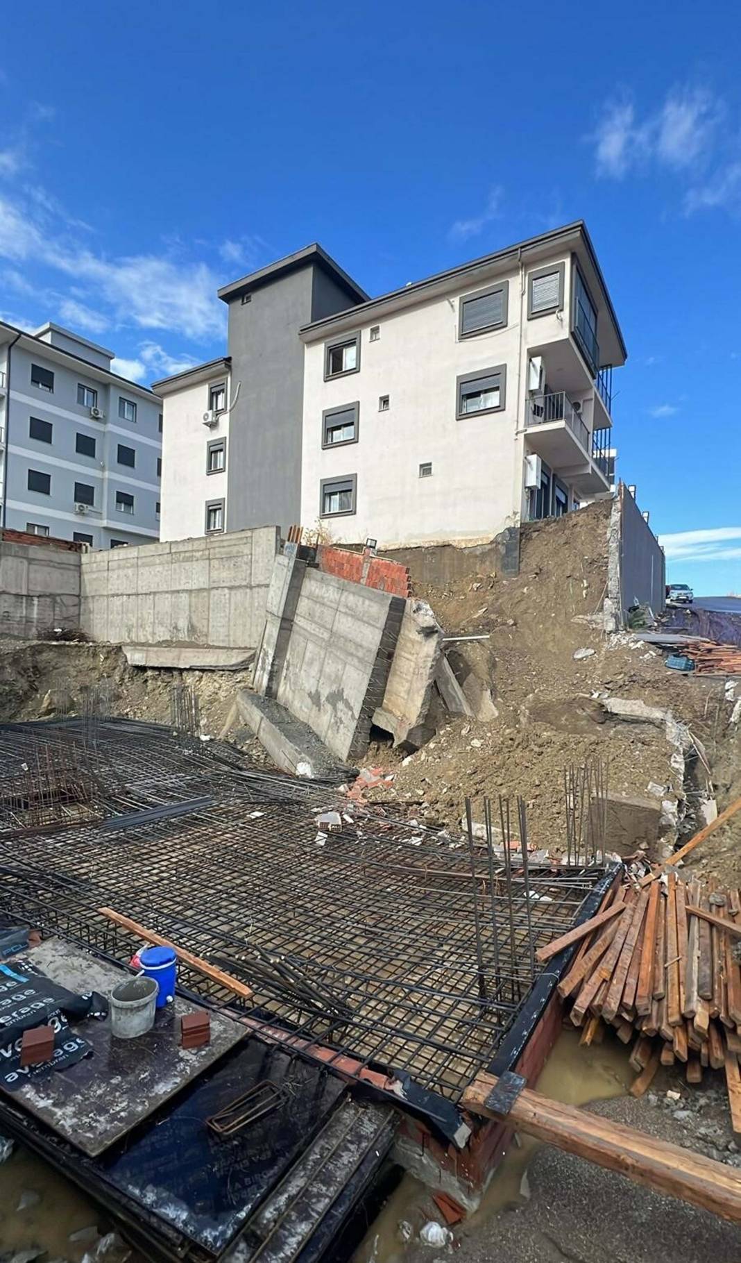 İzmir'de sel felaketi! Yollar çöktü araçlar denize sürüklendi 11