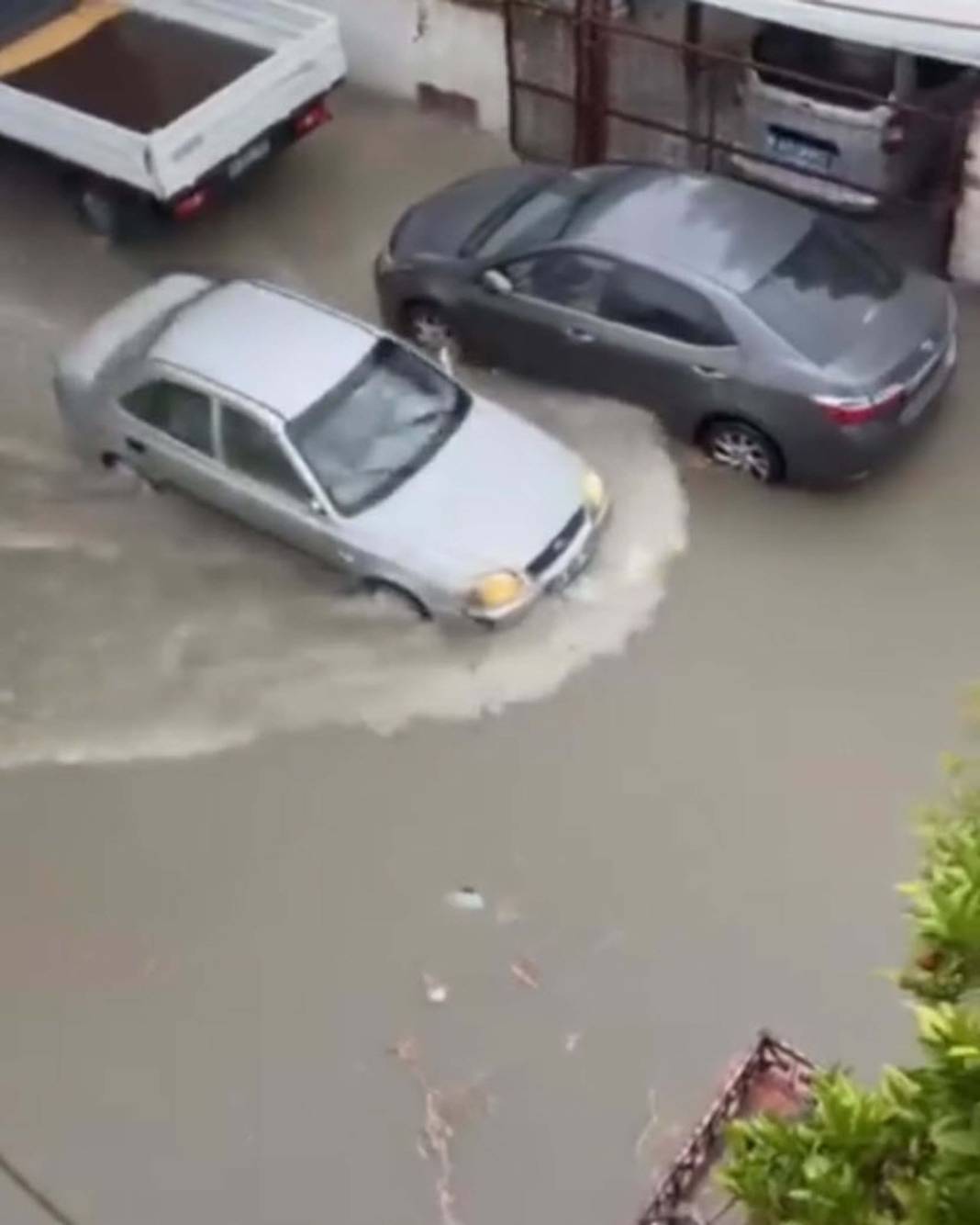 İzmir'de sel felaketi! Yollar çöktü araçlar denize sürüklendi 6