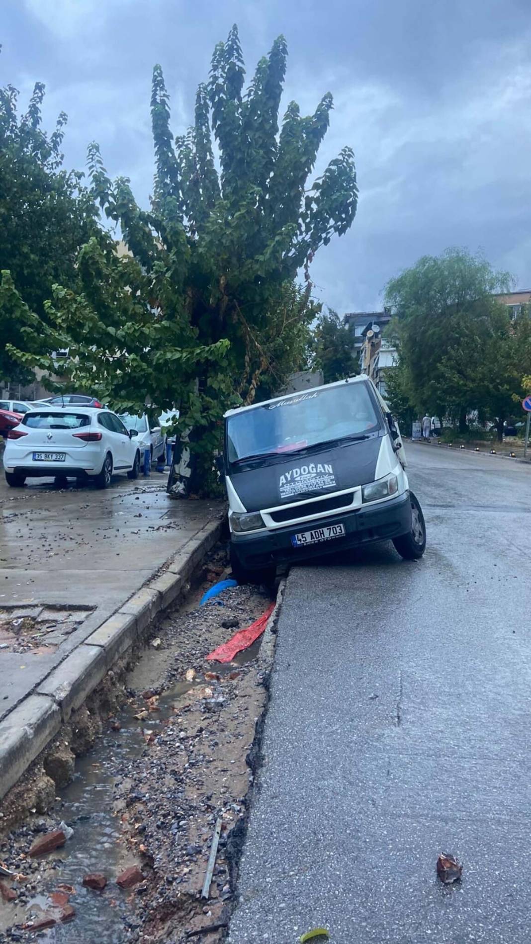 İzmir'de sel felaketi! Yollar çöktü araçlar denize sürüklendi 2