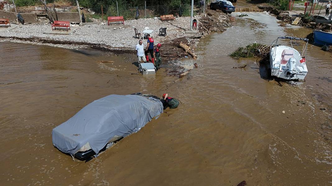 İzmir'de sel felaketi! Yollar çöktü araçlar denize sürüklendi 19