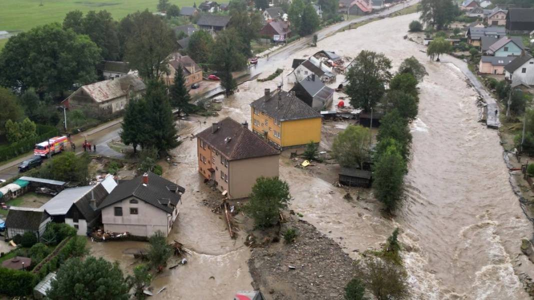 Avrupa'yı sel aldı. Can kayıpları artıyor. Bir şehir sular altında kaldı 4