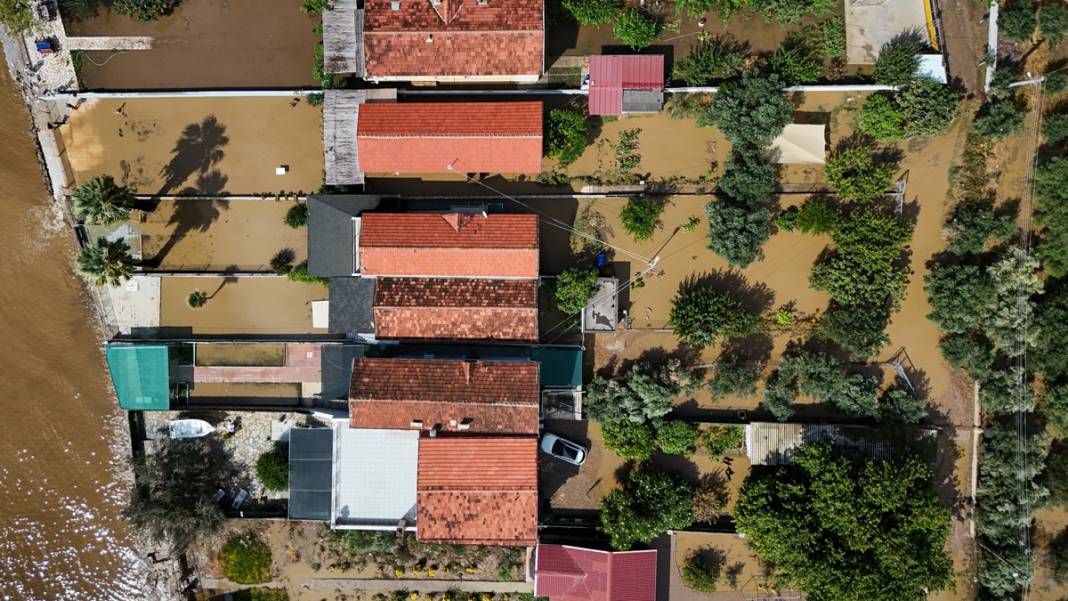 İzmir'de sel felaketi! Yollar çöktü araçlar denize sürüklendi 14