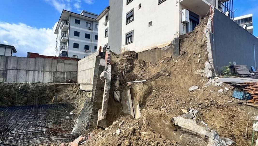 İzmir'de sel felaketi! Yollar çöktü araçlar denize sürüklendi 1