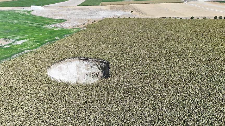 Konya'da korkutan obruk. 6 metre derinliğinde 25 metre çapında 2