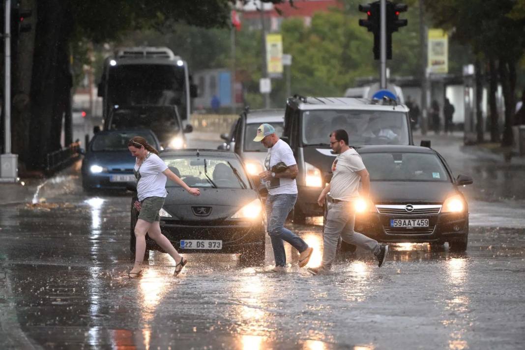 Meteoroloji'den uyarı: 27 ile çok kuvvetli sağanak geliyor! Hava sıcaklıkları düşecek (13 Ekim 2024 hava durumu) 3