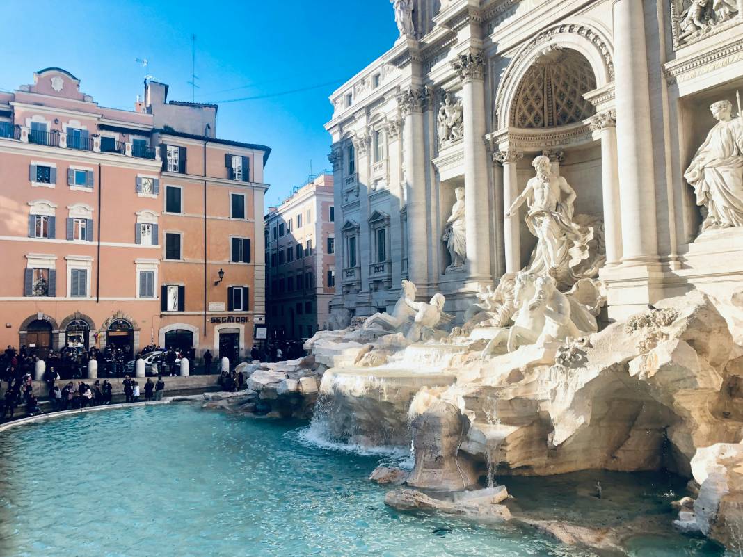 Trevi Çeşmesi: Roma'nın aşk durağı 16