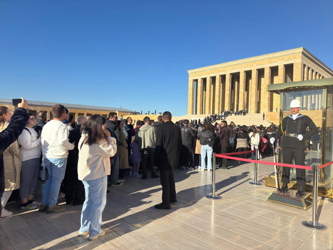 Türk Milleti Ata’sına koştu! Anıtkabir’e ziyaretçi akını 14