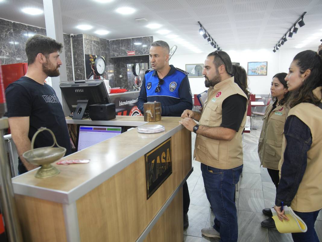 Dönerde böcek, tatlıda skandal! Mide bulandıran görüntüler 6