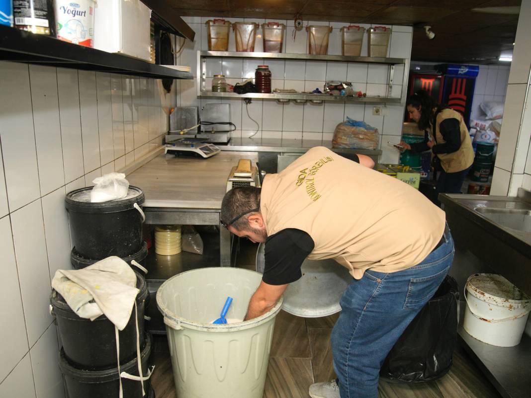 Dönerde böcek, tatlıda skandal! Mide bulandıran görüntüler 3