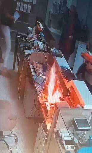 Cep telefonu bir anda alev topuna döndü. Çalışan son anda kurtuldu 1
