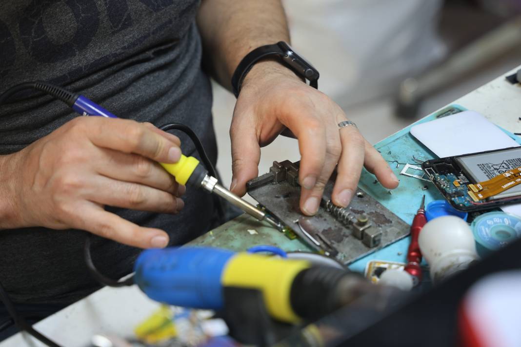 Cep telefonu bir anda alev topuna döndü. Çalışan son anda kurtuldu 5