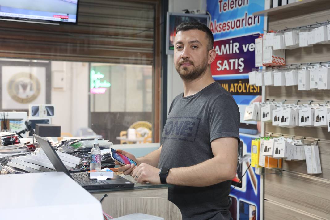 Cep telefonu bir anda alev topuna döndü. Çalışan son anda kurtuldu 6