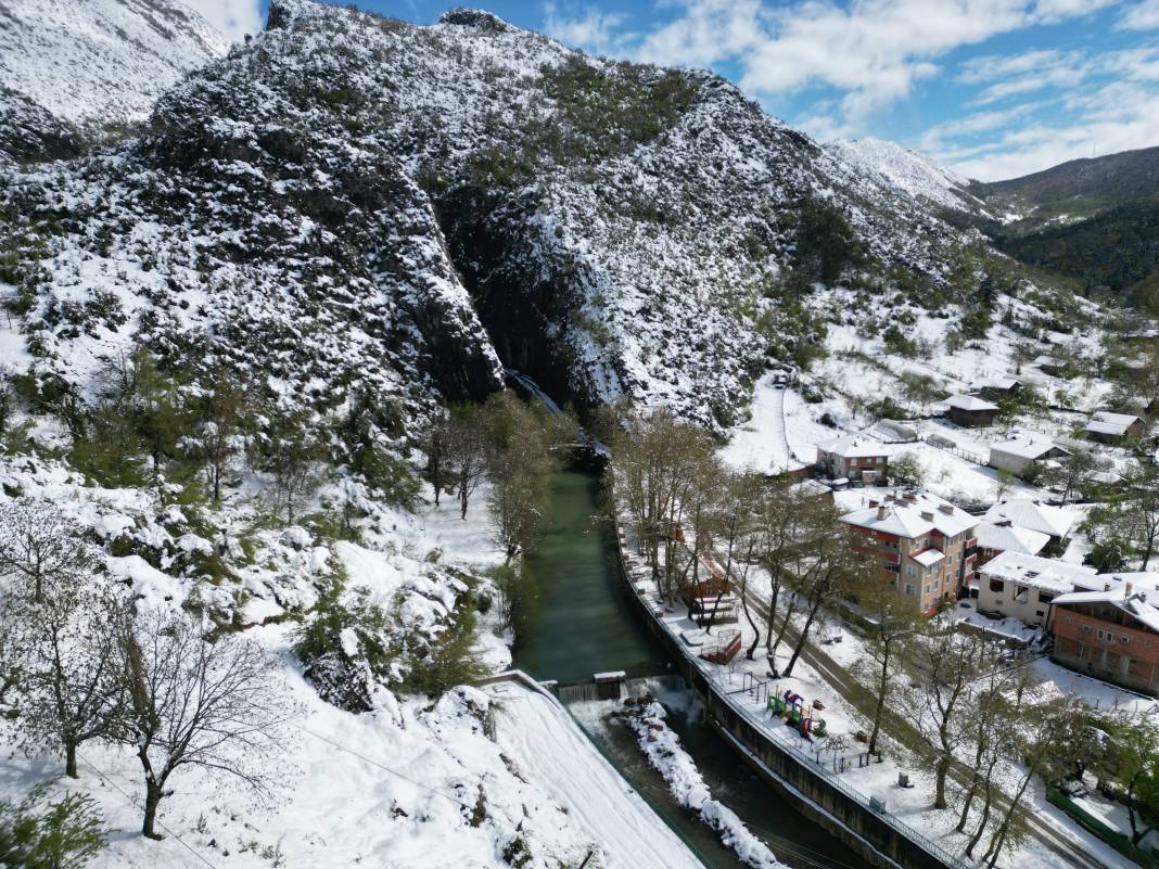 Bu şelale aşk acısını unutturuyor. Türkiye'nin mitolojik cennetinde büyüleyici manzara 7