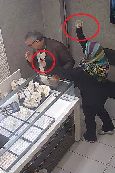 Bankacı kadın elindeki taşla kuyumcu soymaya kalktı 4