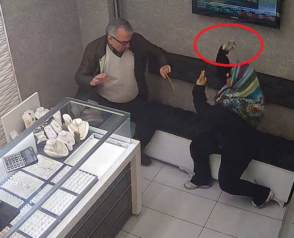 Bankacı kadın elindeki taşla kuyumcu soymaya kalktı 5