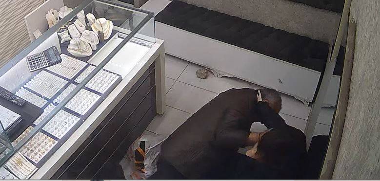 Bankacı kadın elindeki taşla kuyumcu soymaya kalktı 3