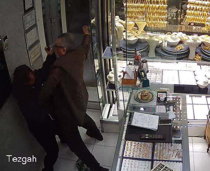Bankacı kadın elindeki taşla kuyumcu soymaya kalktı 1