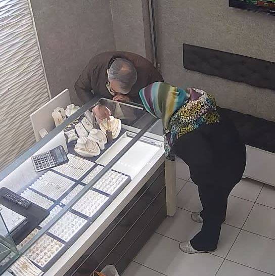 Bankacı kadın elindeki taşla kuyumcu soymaya kalktı 2