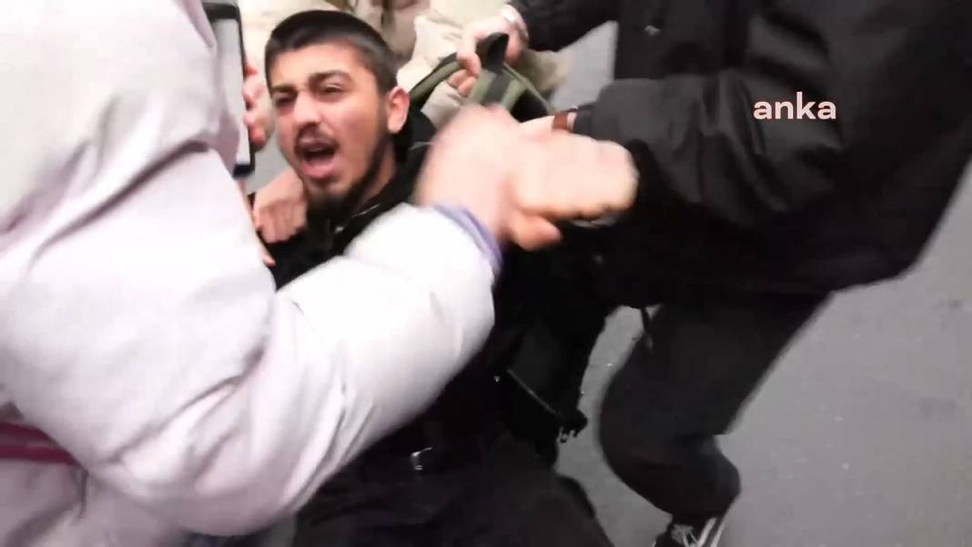 Taksim’e yürümek isteyen gençlere polisin sert müdahalesi kamerada 11