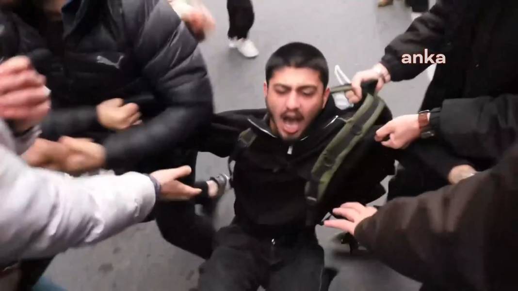 Taksim’e yürümek isteyen gençlere polisin sert müdahalesi kamerada 16