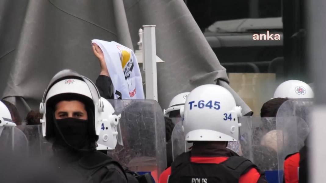 Taksim’e yürümek isteyen gençlere polisin sert müdahalesi kamerada 17