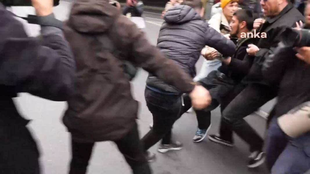 Taksim’e yürümek isteyen gençlere polisin sert müdahalesi kamerada 15