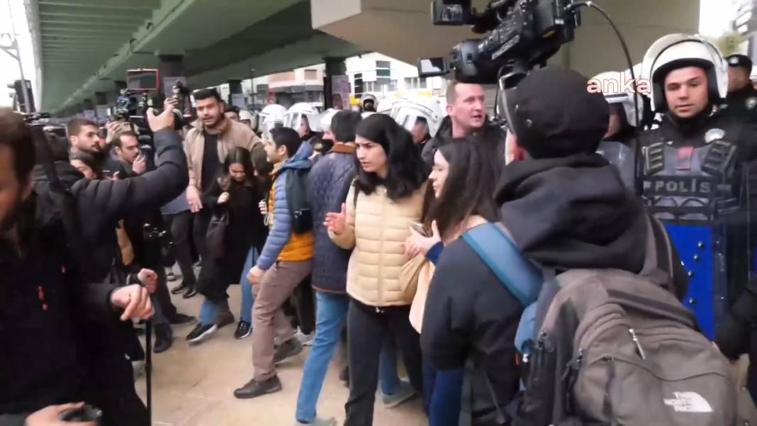 Taksim’e yürümek isteyen gençlere polisin sert müdahalesi kamerada 10
