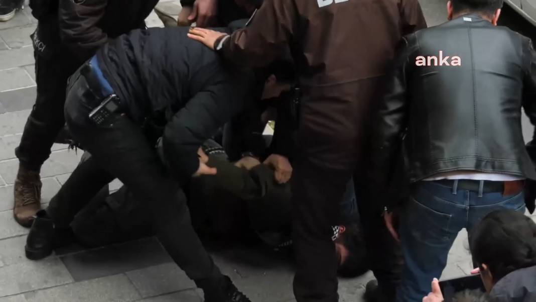 Taksim’e yürümek isteyen gençlere polisin sert müdahalesi kamerada 22