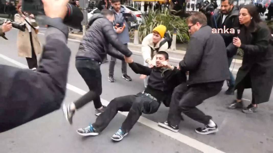 Taksim’e yürümek isteyen gençlere polisin sert müdahalesi kamerada 13