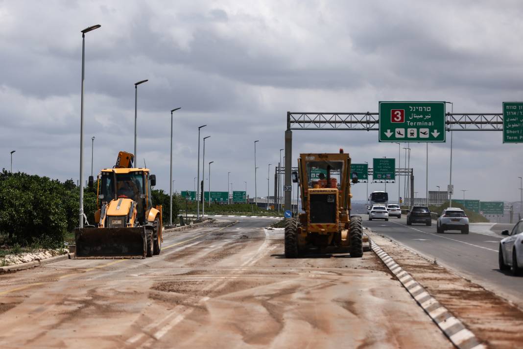 Husiler İsrail’i füzeyle vurdu! Havalimanı Kapatıldı 15