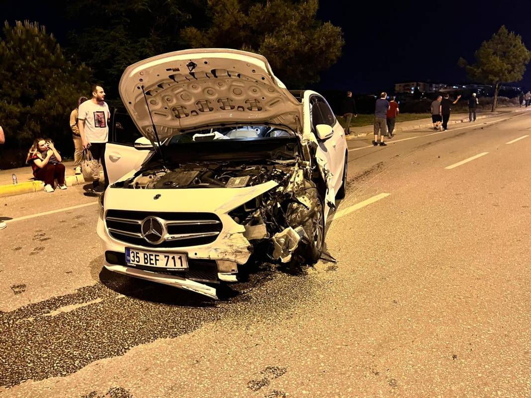 Garibanın yüzü güler mi? Lüks araçla çarpışan Tofaş ortadan ikiye bölündü 2