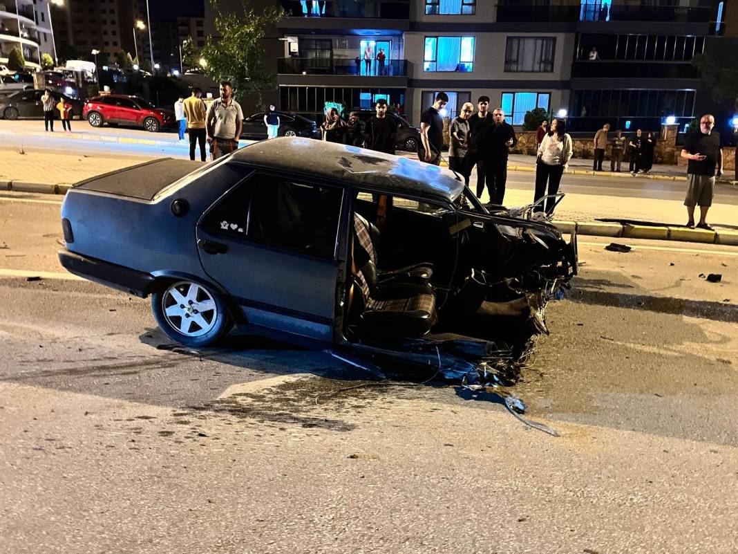 Garibanın yüzü güler mi? Lüks araçla çarpışan Tofaş ortadan ikiye bölündü 3