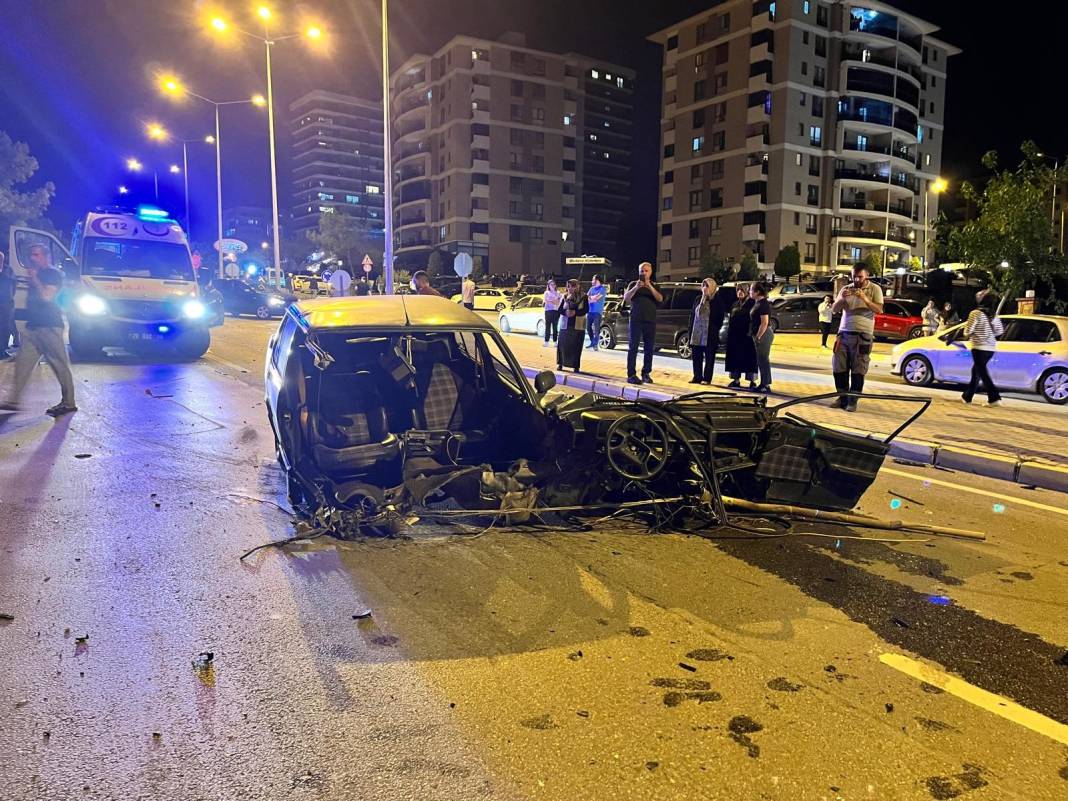Garibanın yüzü güler mi? Lüks araçla çarpışan Tofaş ortadan ikiye bölündü 1