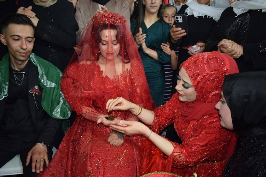 İşitme engelli çiftin kına gecesinde 'sessiz çiftetelli' 6
