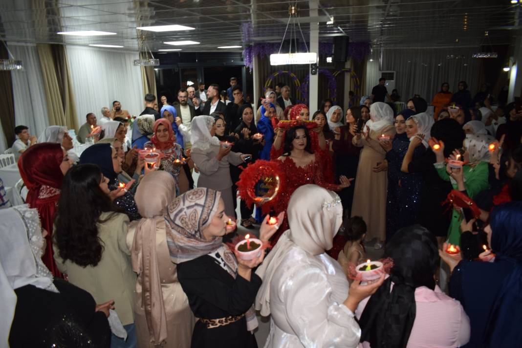 İşitme engelli çiftin kına gecesinde 'sessiz çiftetelli' 10