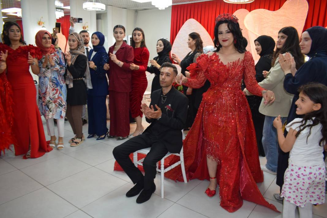 İşitme engelli çiftin kına gecesinde 'sessiz çiftetelli' 7