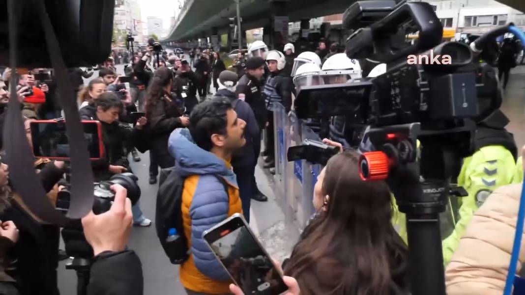 Taksim’e yürümek isteyen gençlere polisin sert müdahalesi kamerada 5