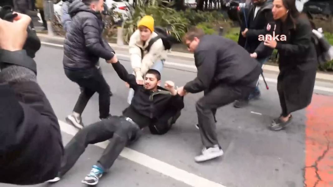 Taksim’e yürümek isteyen gençlere polisin sert müdahalesi kamerada 3