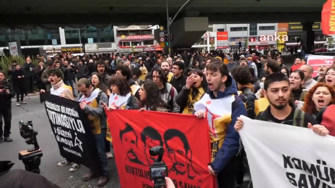 Taksim’e yürümek isteyen gençlere polisin sert müdahalesi kamerada 2