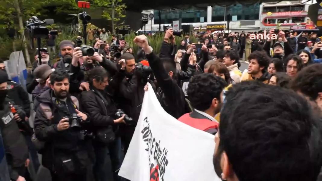 Taksim’e yürümek isteyen gençlere polisin sert müdahalesi kamerada 1