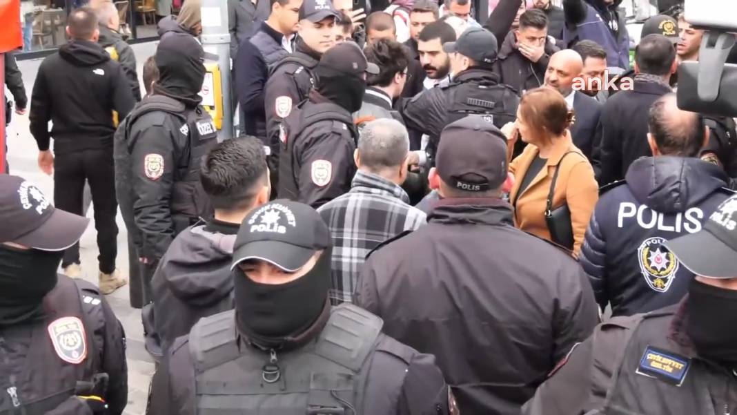 Taksim’e yürümek isteyen gençlere polisin sert müdahalesi kamerada 19