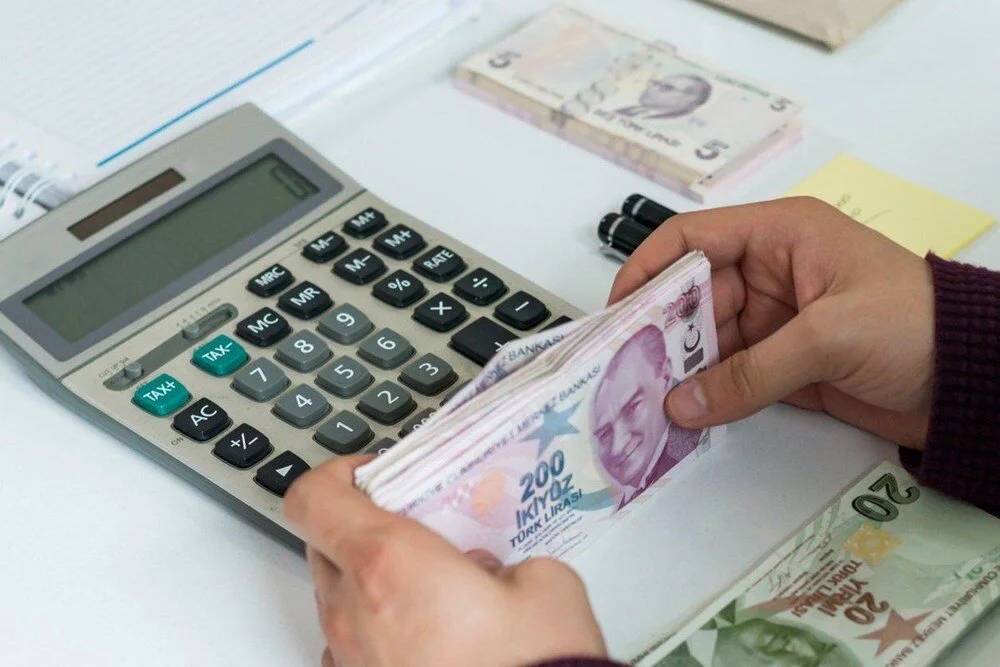 Emeklilerin zamlı maaşları kuruşu kuruşuna hesaplandı. Bankaya ek ödemeli olarak yatacak 6