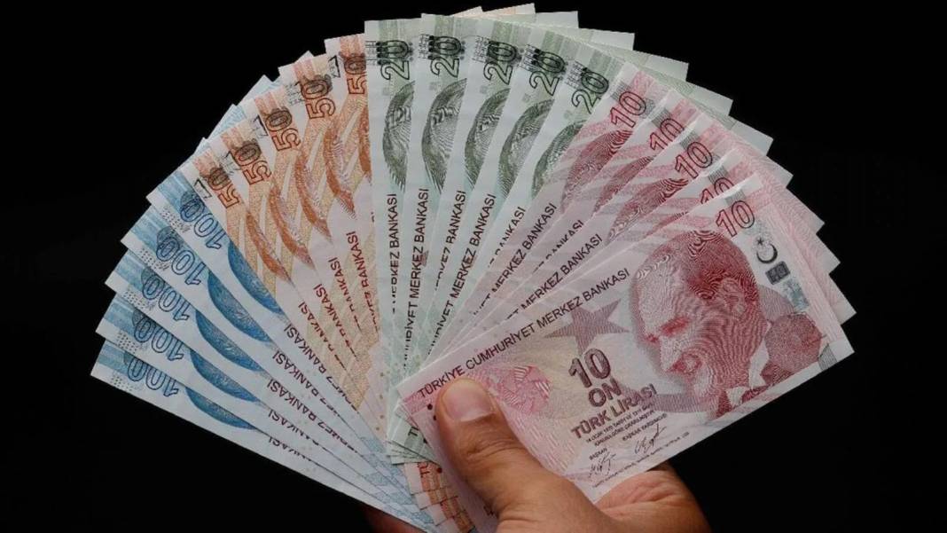 Emeklilerin zamlı maaşları kuruşu kuruşuna hesaplandı. Bankaya ek ödemeli olarak yatacak 9