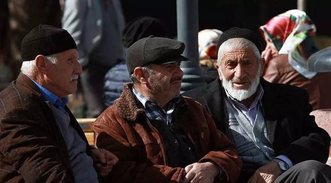Emeklilerin zamlı maaşları kuruşu kuruşuna hesaplandı. Bankaya ek ödemeli olarak yatacak 8